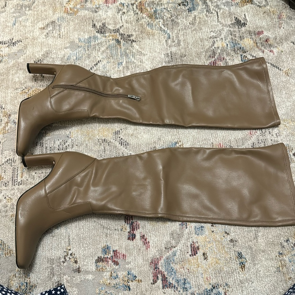 Heeled tan boots